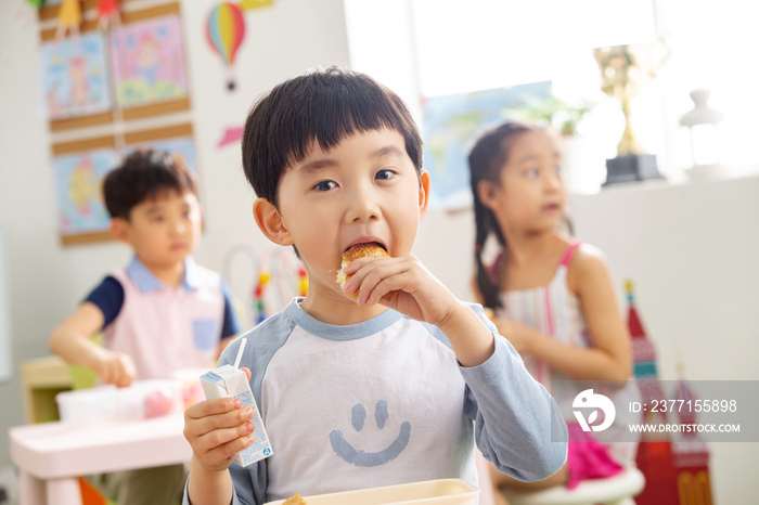 幼儿园小朋友用餐