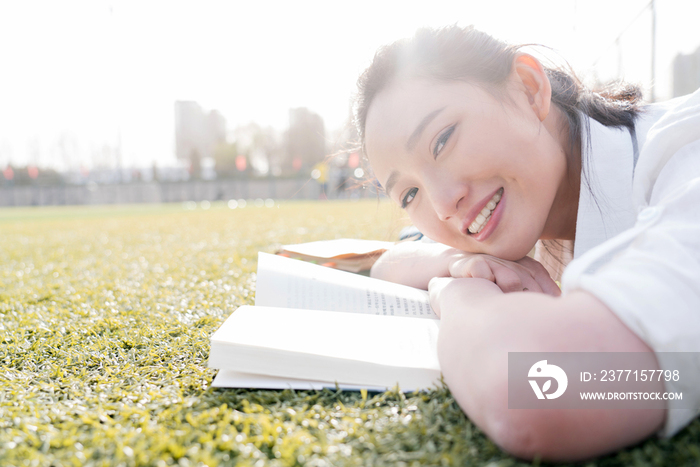 青年女大学生在校园里学习