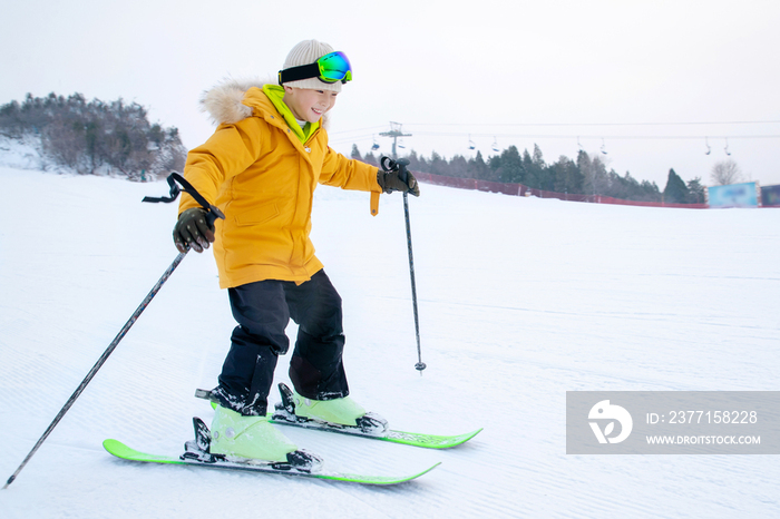 滑雪场内滑雪的快乐男孩