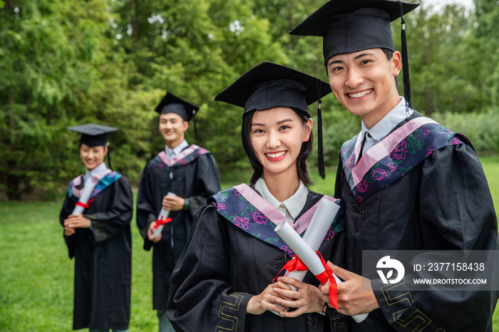 户外穿着学士服的大学生们