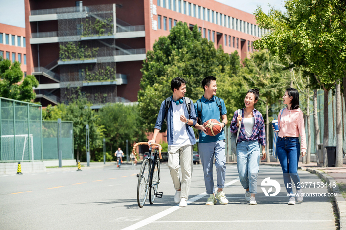 快乐的大学生在校园里步行