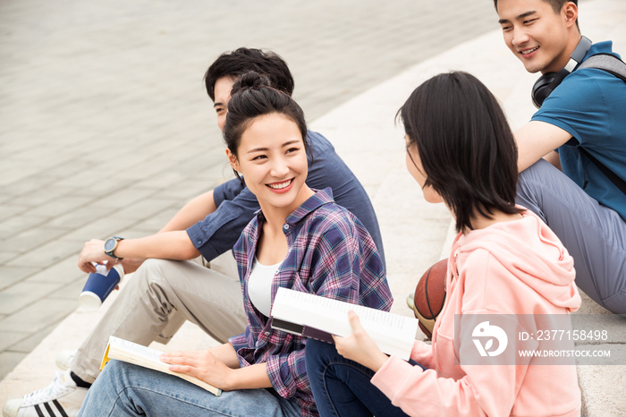 户外大学生坐在台阶上闲聊