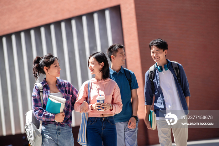 刚下课的大学生在校园里