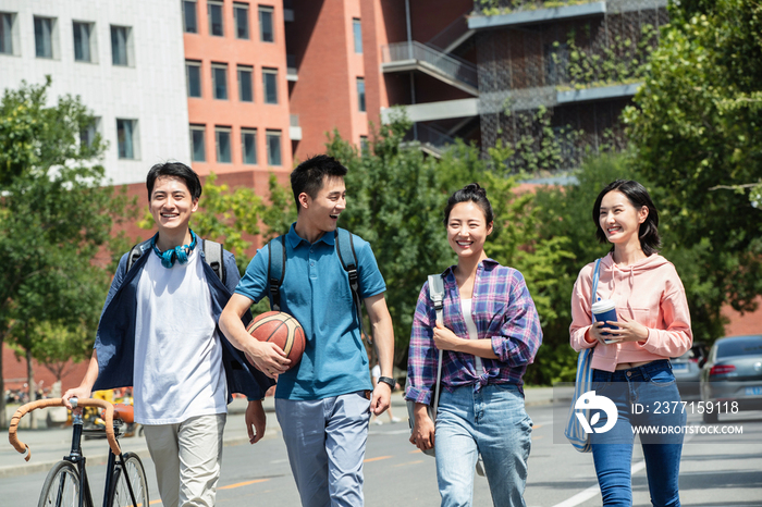 快乐的大学生在校园里步行