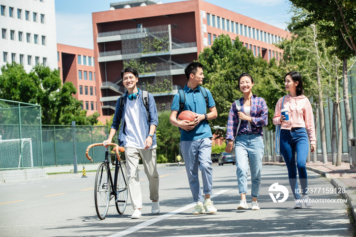 快乐的大学生在校园里步行