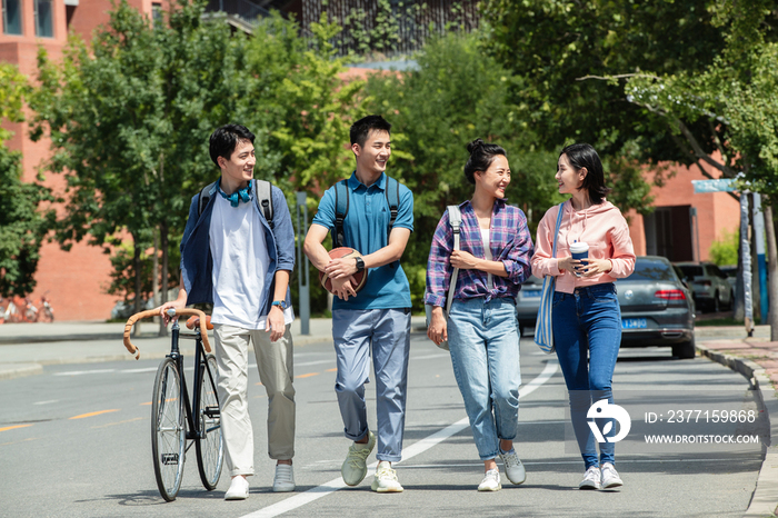 快乐的大学生在校园里步行