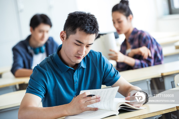 大学生在教室内学习