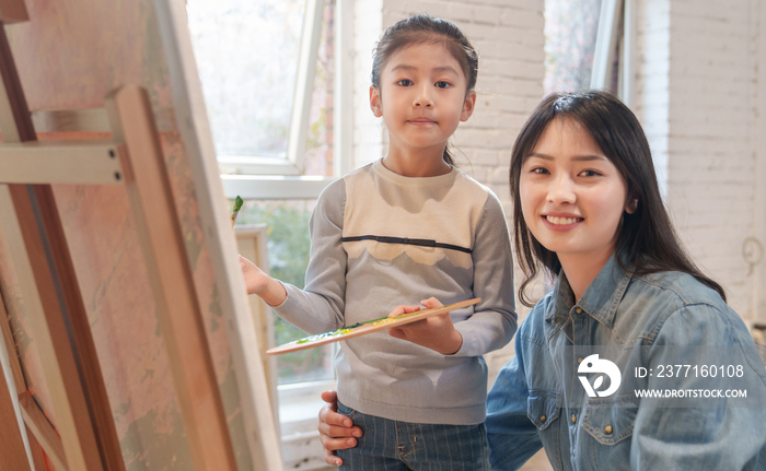 家教老师辅导小学生学习绘画