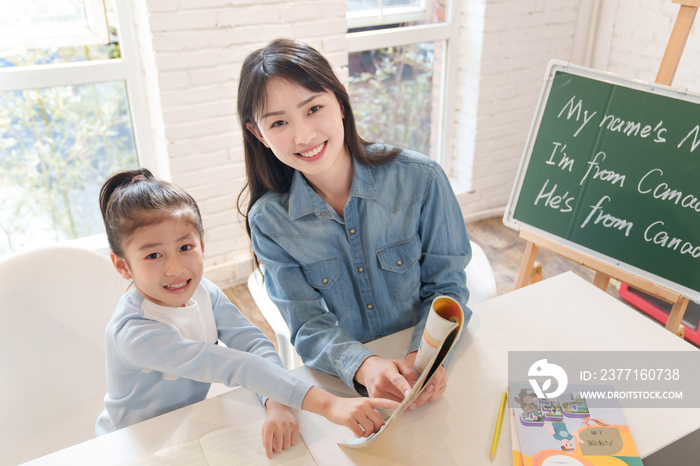 家教老师辅导小学生学习英语