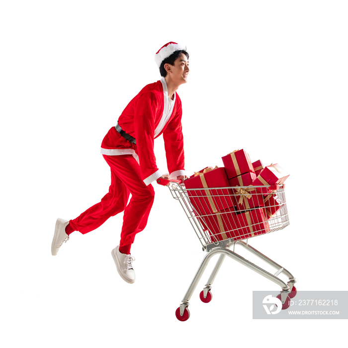 穿圣诞服的青年男人推着购物车