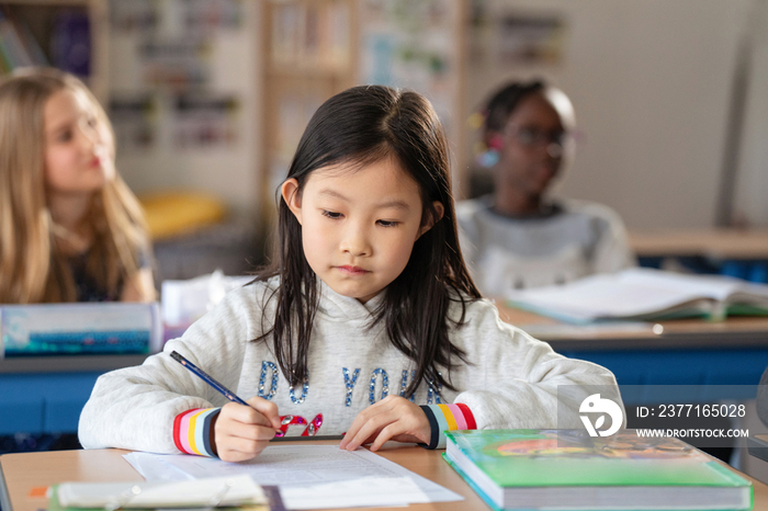 国际学校学生在教室里上课