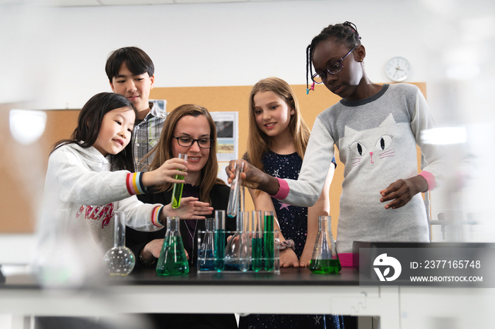 教师辅导小学生做科学实验