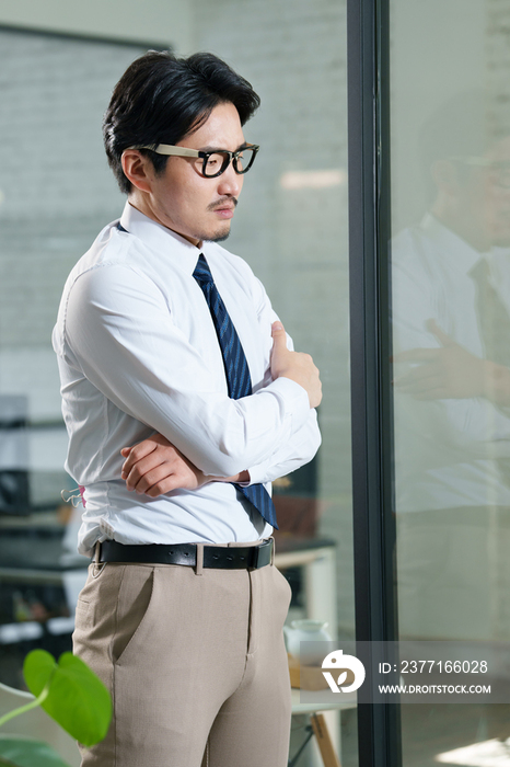 中年商务男士在办公室