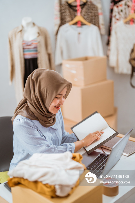 muslim designers selling her product online through e commerce marketplace