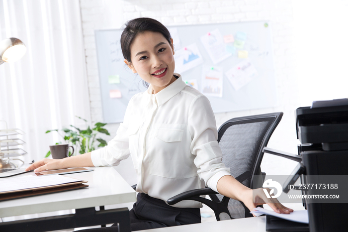 青年商务女人在办公