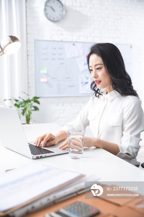 青年商务女人使用笔记本电脑办公