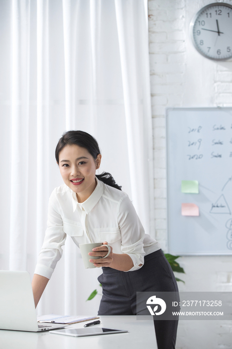 青年商务女人使用笔记本电脑办公