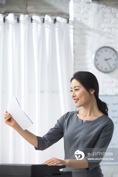 青年商务女人在办公