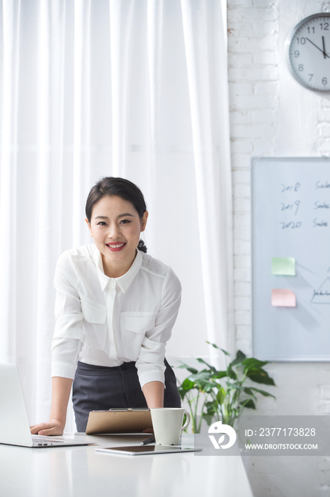 青年商务女人使用笔记本电脑办公