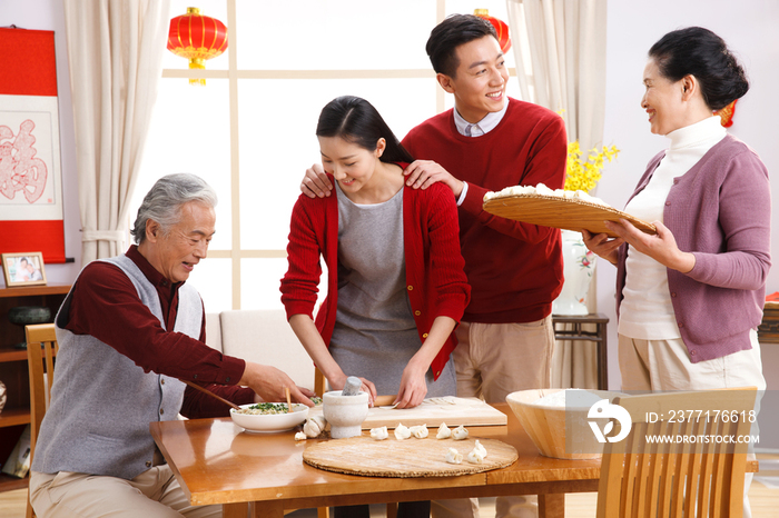 快乐家庭过新年包饺子