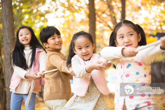 小学生在拔河比赛