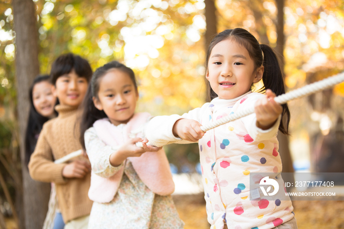 小学生在拔河比赛