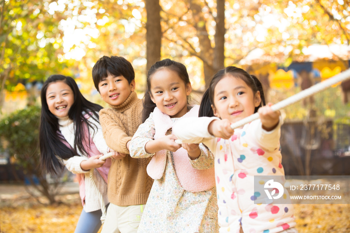 小学生在拔河比赛