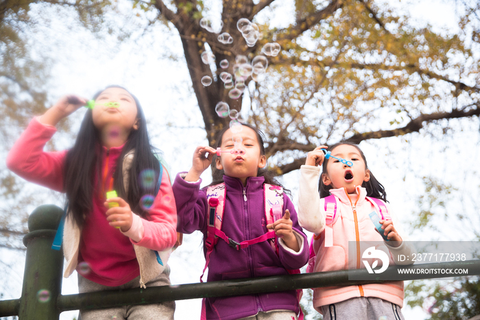 小学生在户外玩耍