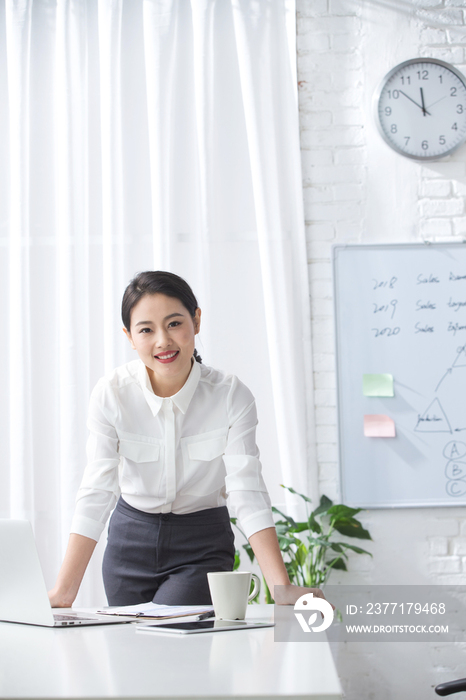 青年商务女人使用笔记本电脑办公