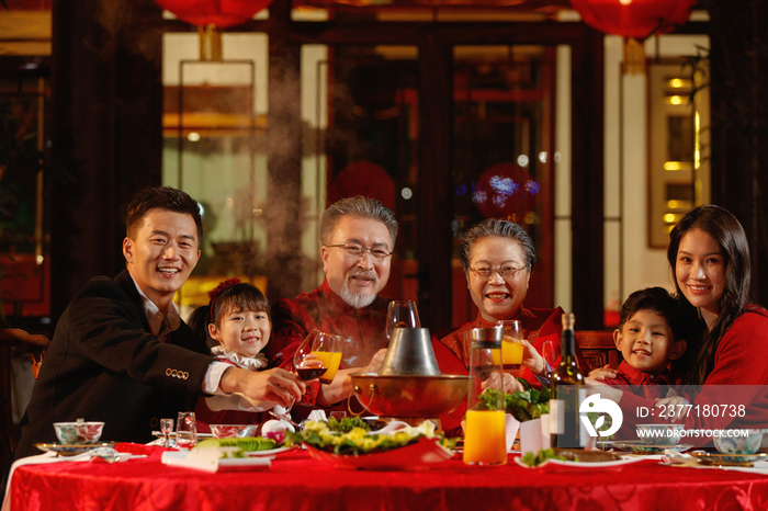 东方家庭在中式庭院内干杯庆祝新年