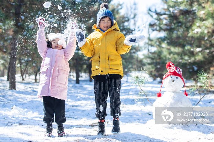 快乐儿童和雪人