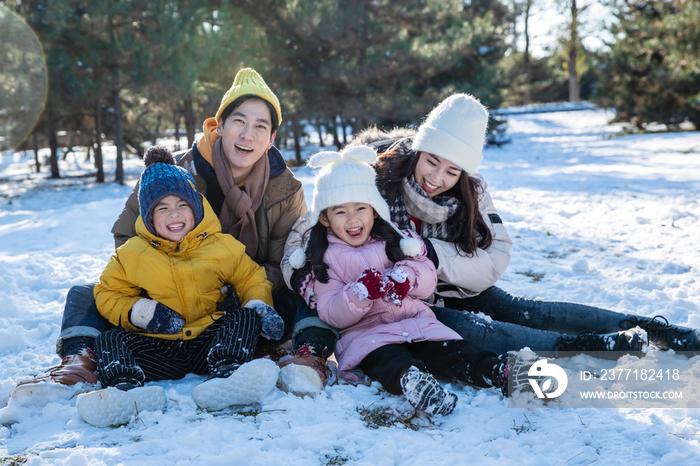 快乐的一家人坐在雪地上
