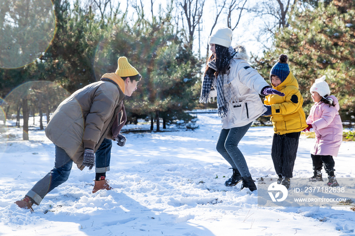 快乐的一家人在雪地里做游戏