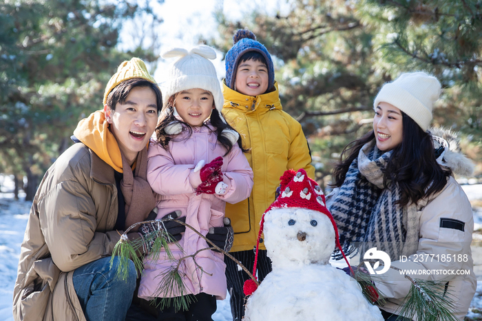 幸福的一家四口和雪人