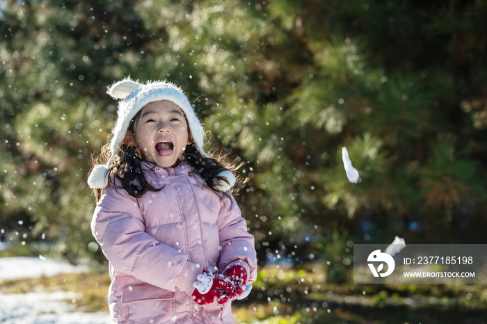 快乐的小女孩在雪地里玩耍