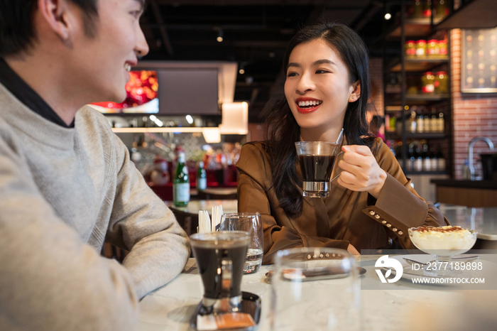 餐吧内聊天的年轻朋友