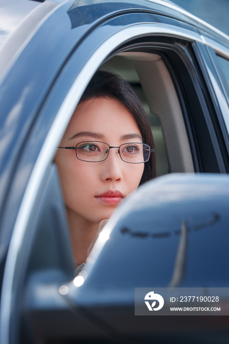 开车的知性青年女人