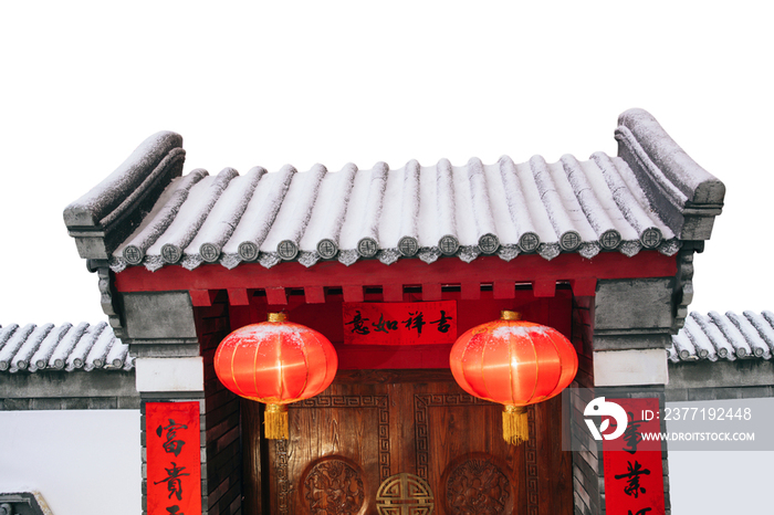 中式庭院门前挂着红灯笼