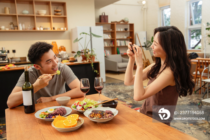 年轻夫妇在家用餐