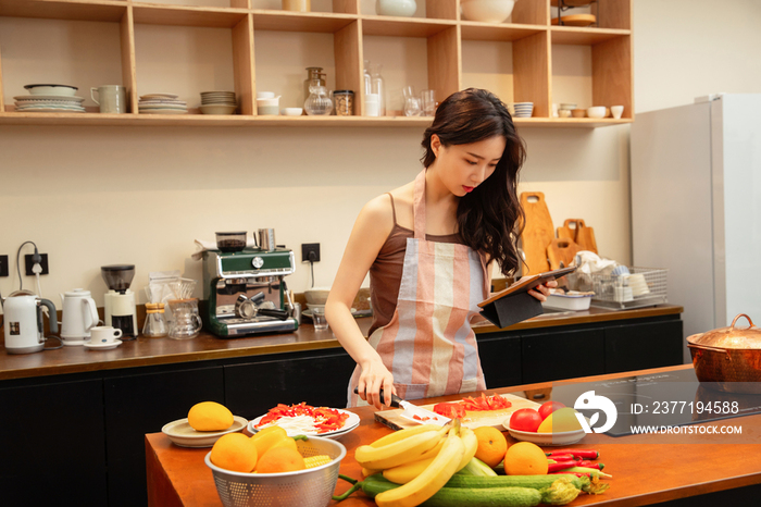 青年女人在家做饭