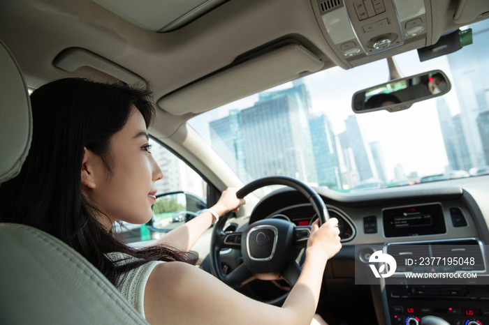 漂亮的青年女人开车