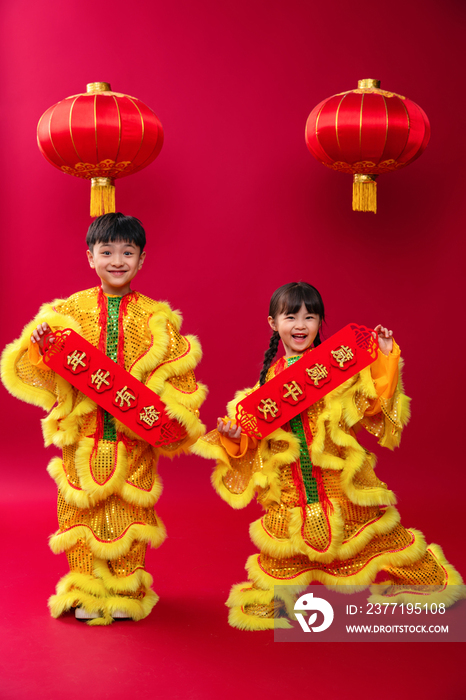 欢乐的男孩女孩舞狮庆祝新年