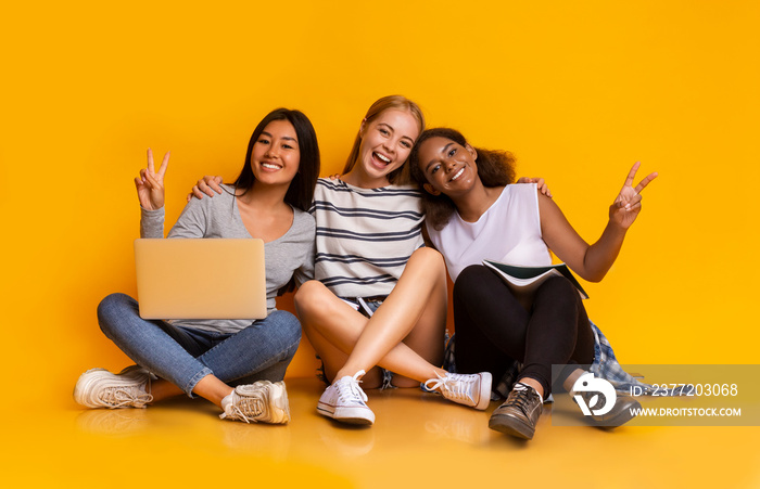 三个年轻的女朋友一起学习，用笔记本电脑