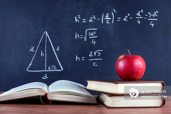 书上和黑板上用粉笔写着勾股定理的红苹果。学校课堂和教育