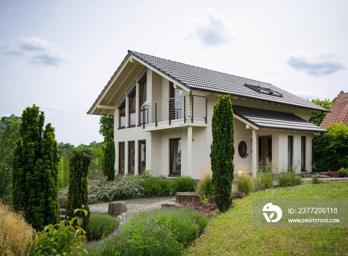 Flachbau- Bungalow mit Garten