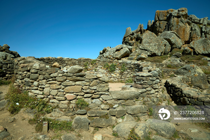 Construcción en piedra del castro de Baroña en Galicia