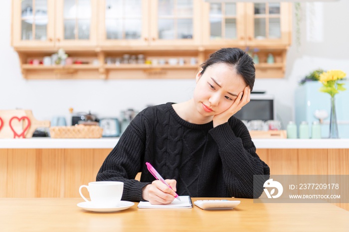 悩む女性