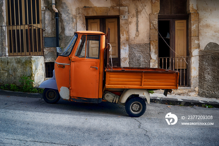 Piaggio Ape，轻型三轮汽车。Piaggio Ape敞篷货车停在意大利广场上。Piaggi