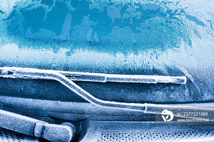 冰冷的霜冻在汽车上形成了美丽独特的冰晶