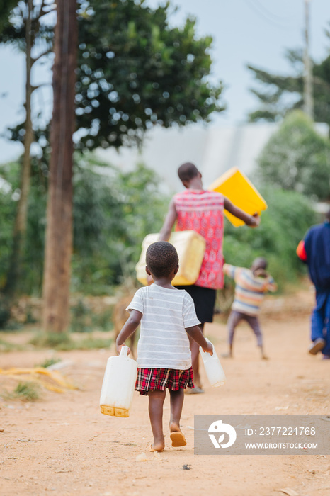 带着水罐的家庭，去乌干达非洲的水井